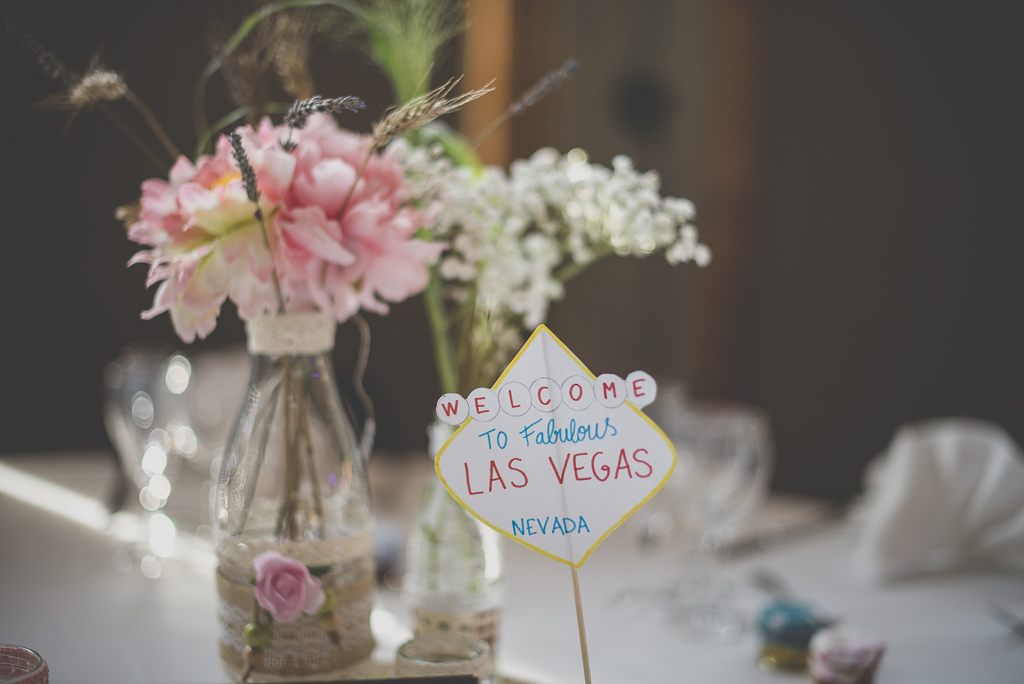 Reportage mariage automne Saint-Gaudens - décoration de table par ville - Photographe Saint-Gaudens