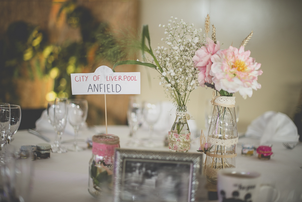 Reportage mariage automne Saint-Gaudens - décoration de table par ville - Photographe Saint-Gaudens