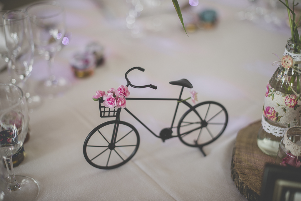 Reportage mariage automne Saint-Gaudens - décoration de table petit vélo - Photographe Saint-Gaudens