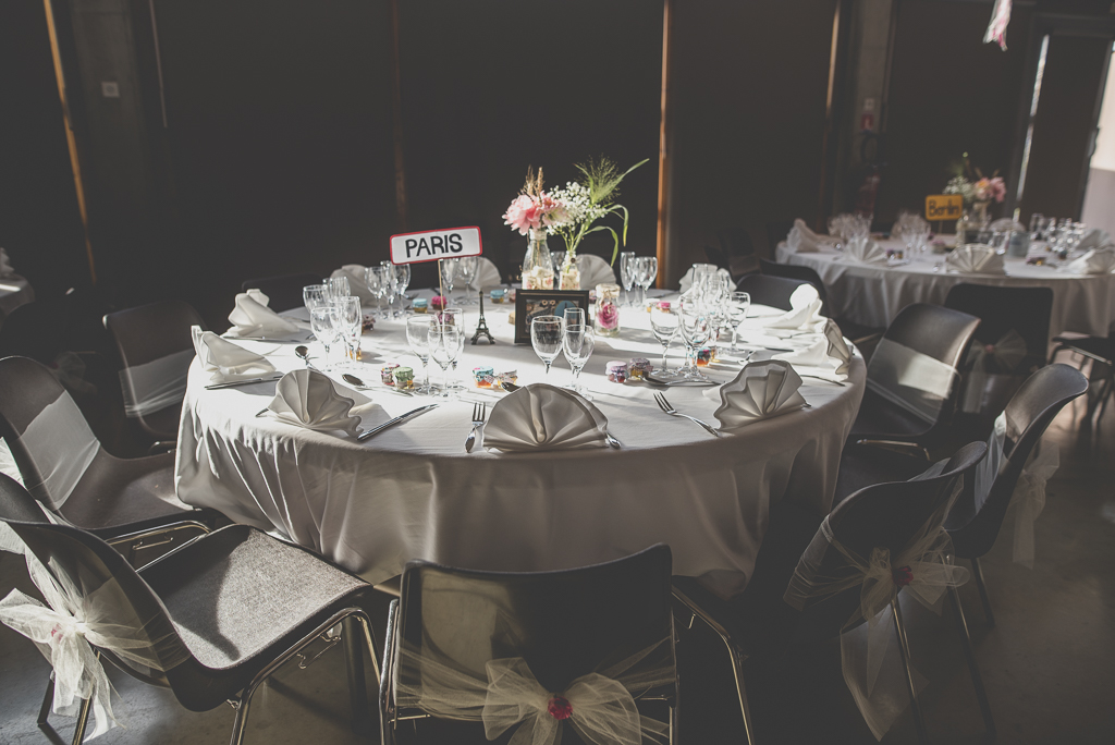 Reportage mariage automne Saint-Gaudens - décoration de table par ville - Photographe Saint-Gaudens