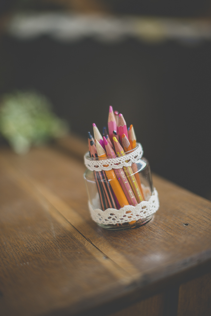 Reportage mariage automne Saint-Gaudens - déco enfants crayons de couleur - Photographe Saint-Gaudens