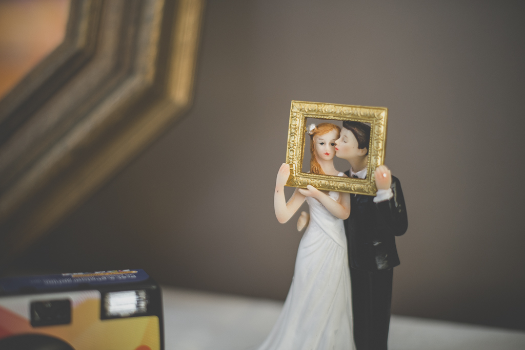 Reportage mariage automne Saint-Gaudens - figurine pour table photobooth - Photographe Saint-Gaudens