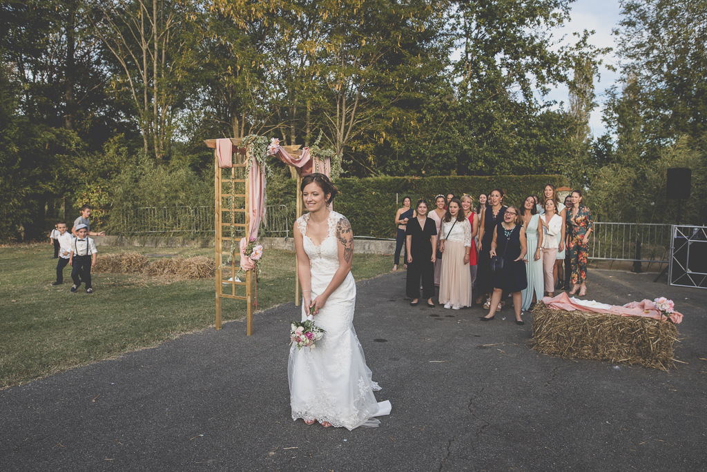 Reportage mariage automne Saint-Gaudens - lancé de bouquet - Photographe Saint-Gaudens