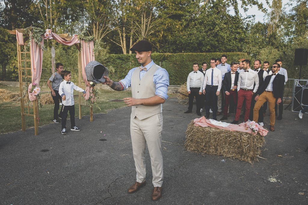 Reportage mariage automne Saint-Gaudens - jeté de beret - Photographe Saint-Gaudens