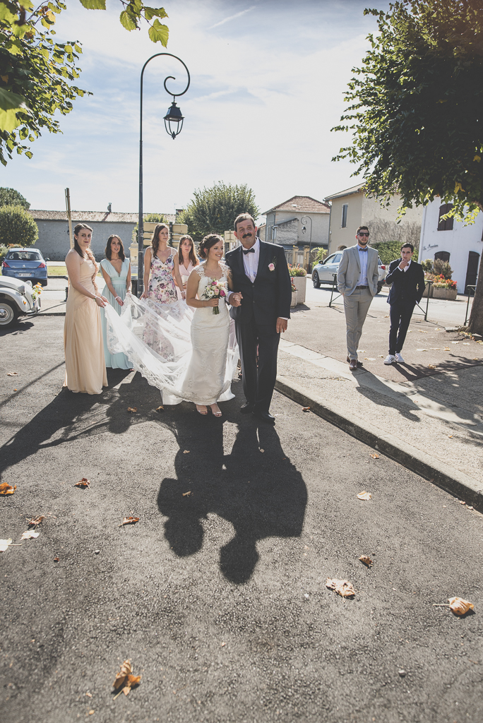 Reportage mariage automne Saint-Gaudens - arrivée de la mariée à la mairie - Photographe Saint-Gaudens