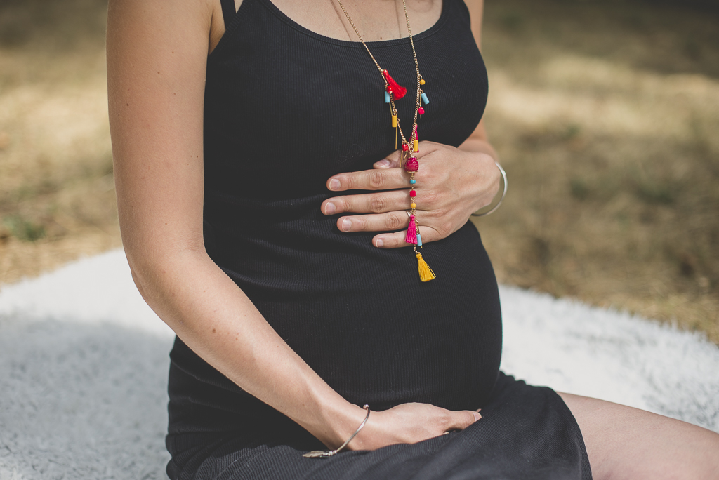 Pregnancy photoshoot outdoors - close-up baby bump - Photographer Haute-Garonne