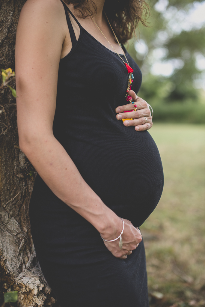 Pregnancy photoshoot outdoors - close-up baby bump - Photographer Haute-Garonne