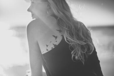 Détail d'une femme avec tatouages, à la plage. Photographe de portrait de femme Ariege
