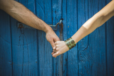 rozimages - portrait photography - couple session - woman and man holding hands in front of blue door, close up on hands - Melgven, France