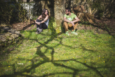 rozimages - portrait photography - couple session - woman and man sitting on grass, looking at each other - Melgven, France