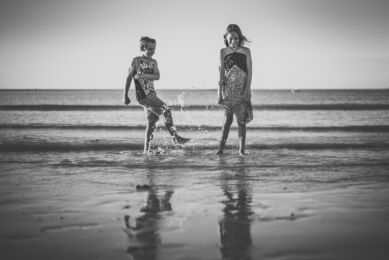 rozimages - photographie de portrait - session famille - deux enfants s'éclaboussent à la plage - Broome, Australie