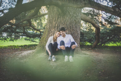 Séance photo couple Toulouse - couple assis au pied d'un arbre - Photographe couple