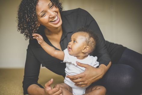 Family photo session - Oxford, Angleterre Séance photo famille à domicile - Bébé tirant les cheveux de sa maman - Photographe famille