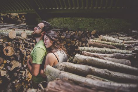 Séance photo couple - Melgven, France Séance couple en Bretagne - couple se fait un calin - Photographe de couple